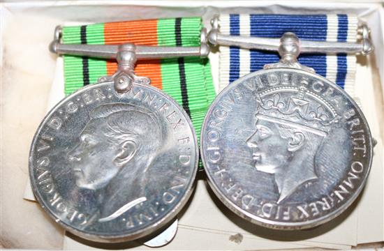 Pair of World War II medals(-)